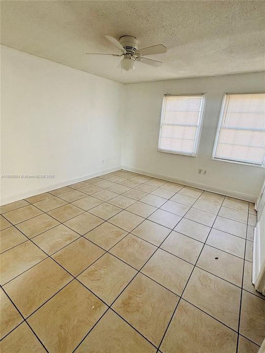For Rent: $1,475 (2 beds, 1 baths, 922 Square Feet)