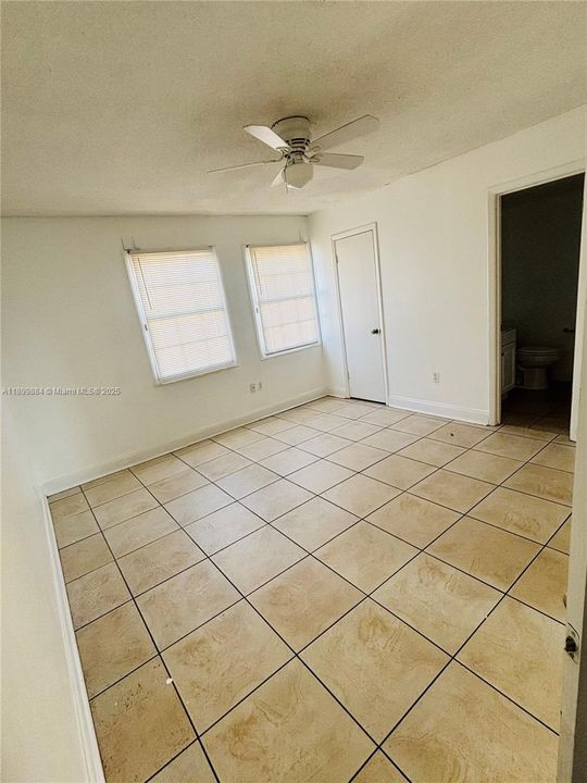 For Rent: $1,475 (2 beds, 1 baths, 922 Square Feet)