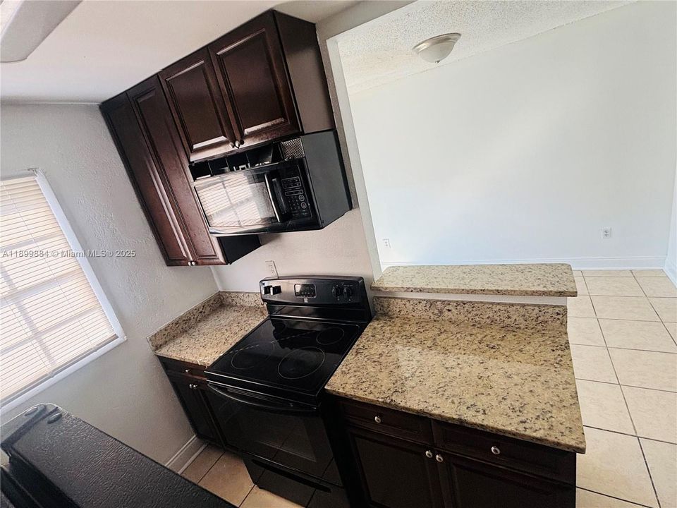 For Rent: $1,475 (2 beds, 1 baths, 922 Square Feet)