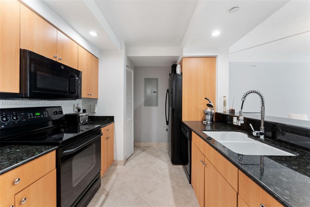 For Rent: $4,500 (1 beds, 1 baths, 952 Square Feet)