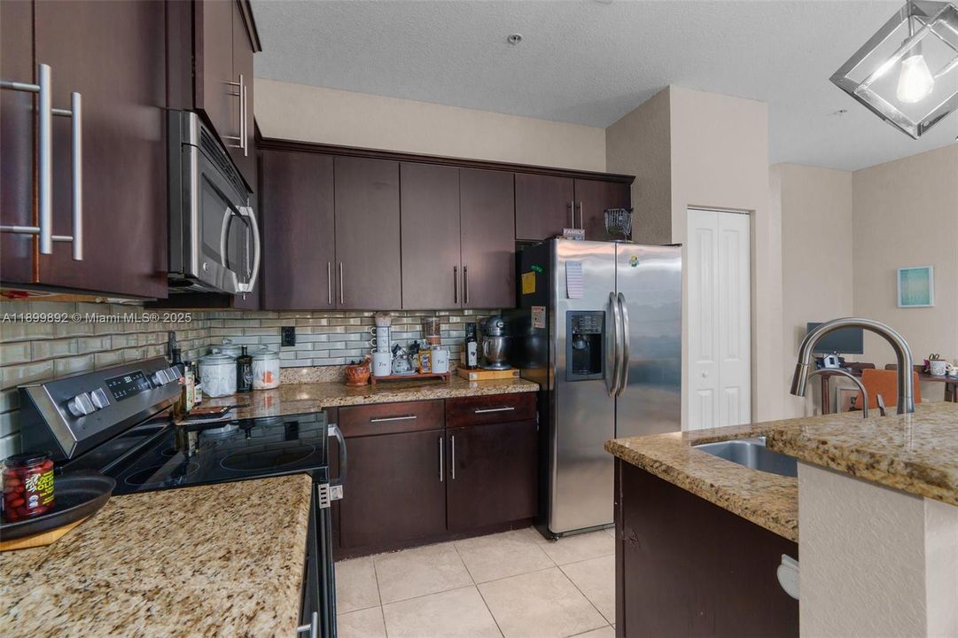 Recently Sold: $435,000 (3 beds, 2 baths, 1784 Square Feet)