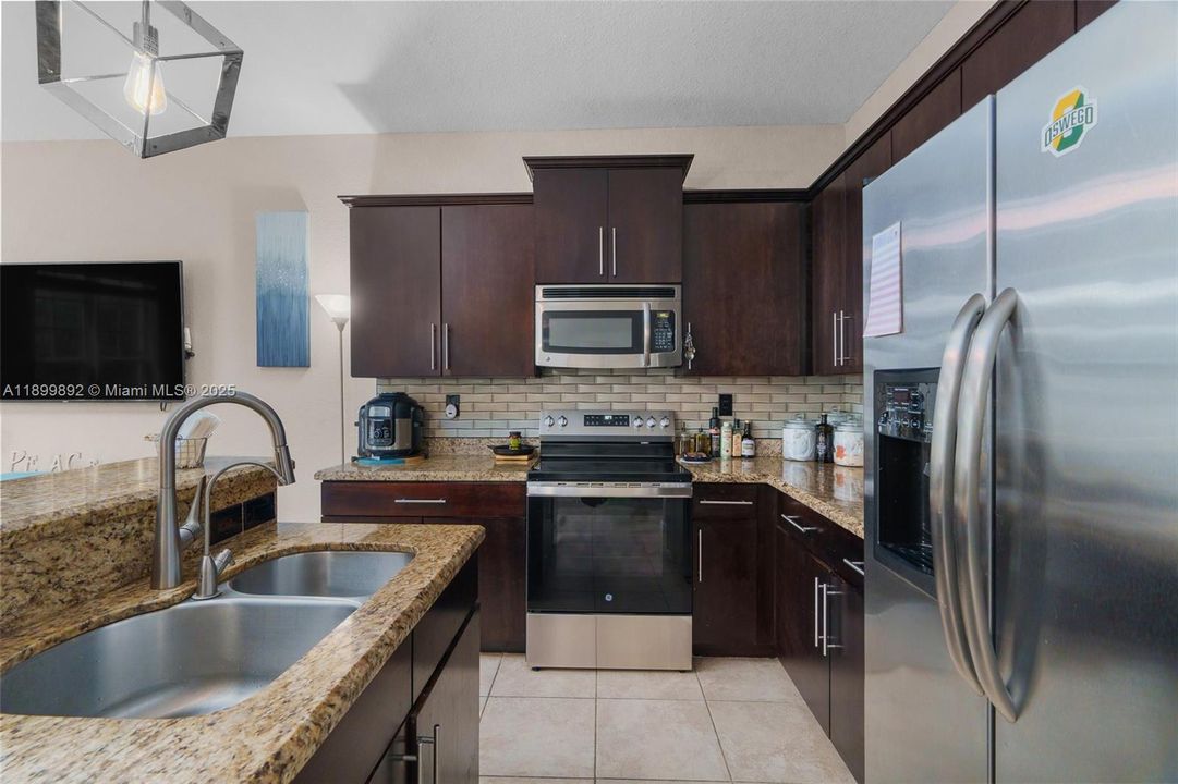 Recently Sold: $435,000 (3 beds, 2 baths, 1784 Square Feet)