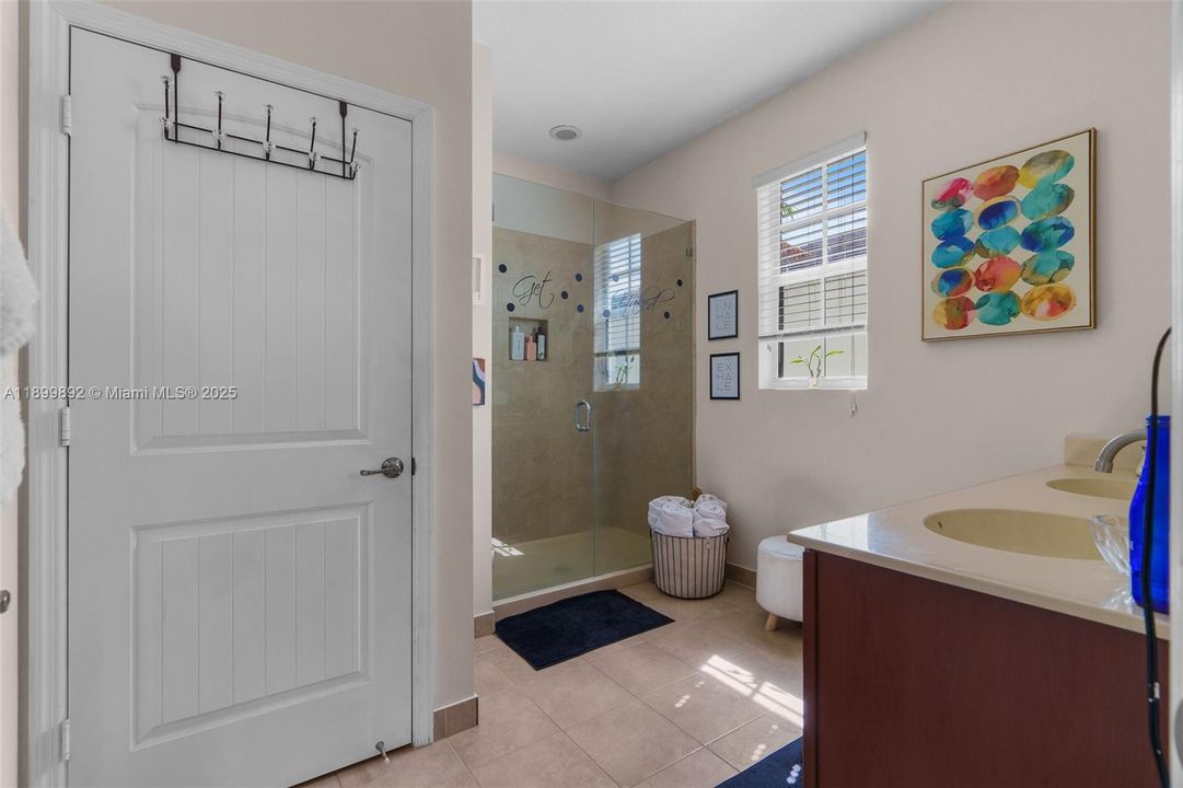 Recently Sold: $435,000 (3 beds, 2 baths, 1784 Square Feet)