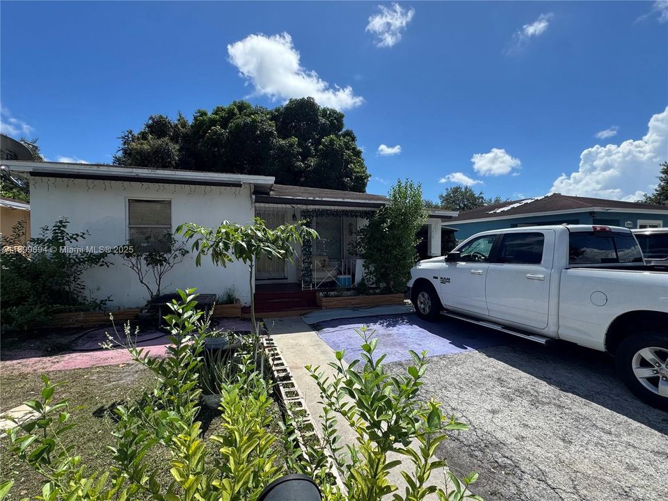 Active With Contract: $285,000 (3 beds, 1 baths, 1002 Square Feet)