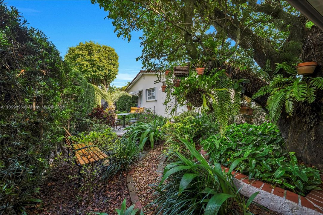 Active With Contract: $775,000 (3 beds, 2 baths, 1704 Square Feet)