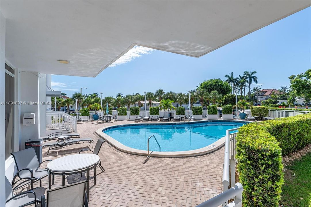 For Sale: $490,000 (2 beds, 2 baths, 1200 Square Feet)