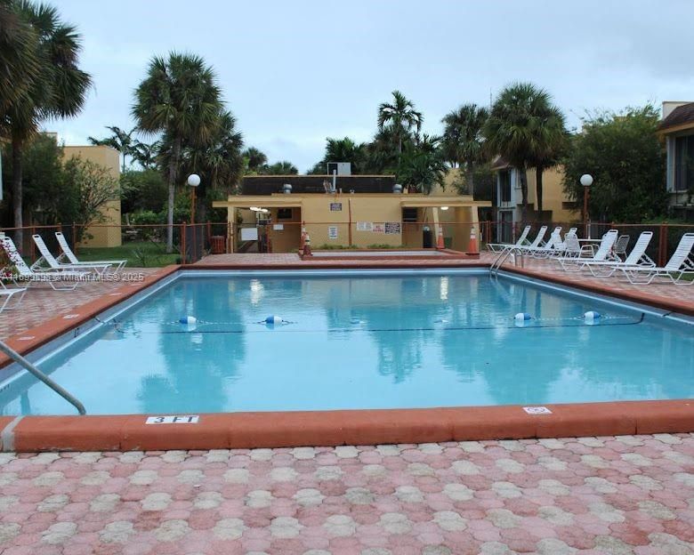 Active With Contract: $2,000 (2 beds, 1 baths, 777 Square Feet)