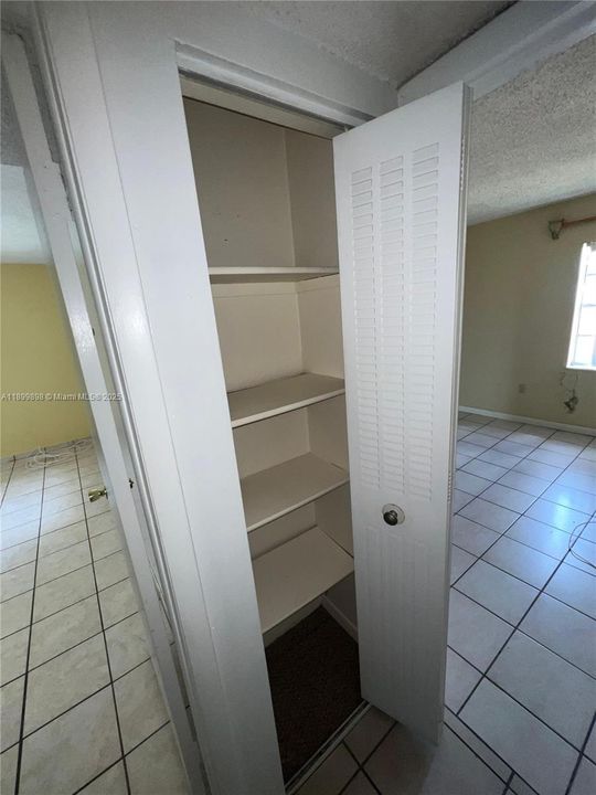 Active With Contract: $2,000 (2 beds, 1 baths, 777 Square Feet)