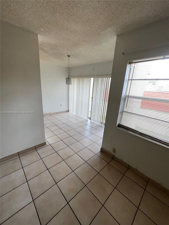 Active With Contract: $2,000 (2 beds, 1 baths, 777 Square Feet)