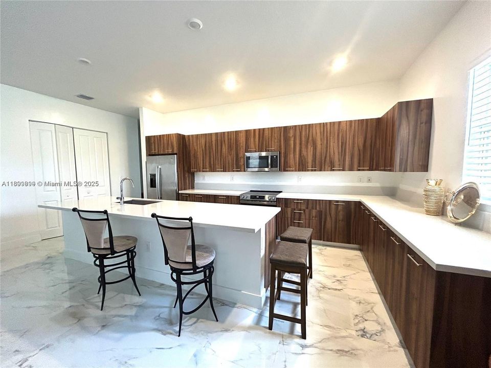 В аренду: $6,900 (5 спален, 4 ванн, 4054 Квадратных фут)