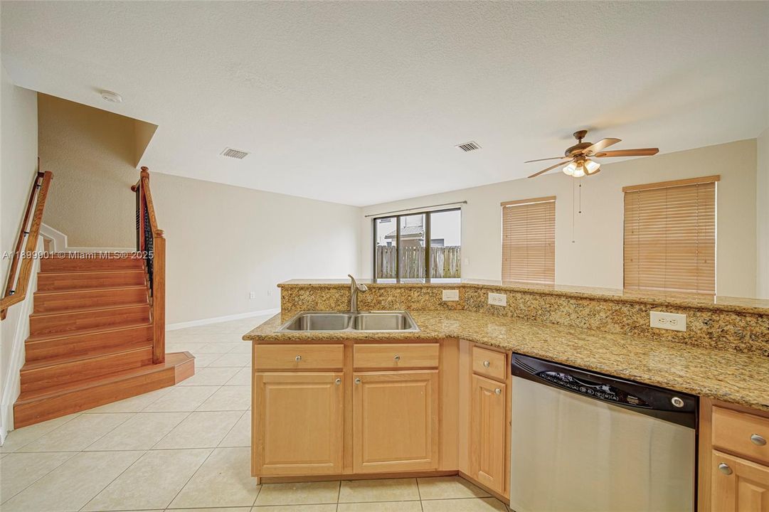 出租: $2,800 (3 贝兹, 2 浴室, 1656 平方英尺)