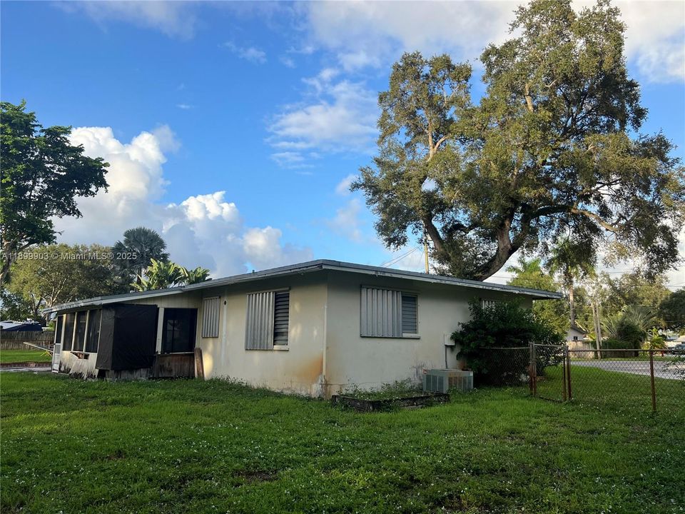 Recently Sold: $448,000 (2 beds, 2 baths, 1121 Square Feet)