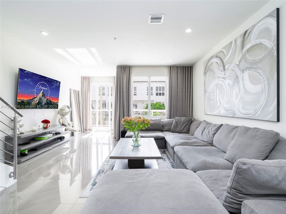 For Sale: $640,000 (3 beds, 2 baths, 1923 Square Feet)