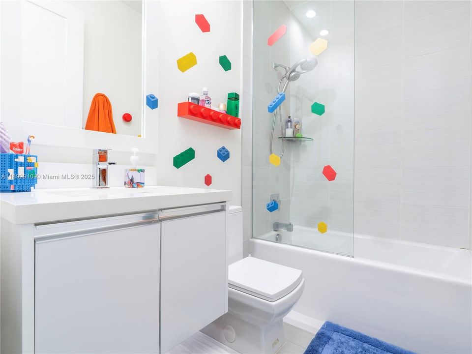 For Sale: $640,000 (3 beds, 2 baths, 1923 Square Feet)