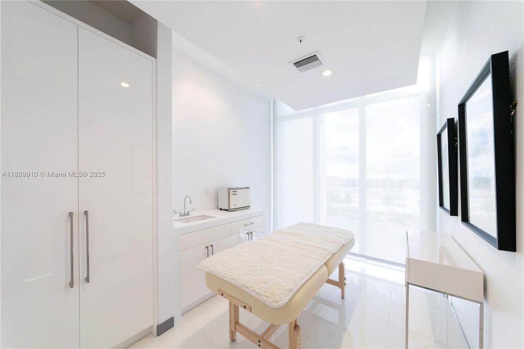 For Sale: $640,000 (3 beds, 2 baths, 1923 Square Feet)