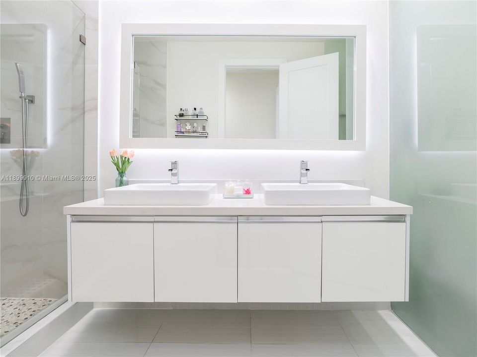 For Sale: $640,000 (3 beds, 2 baths, 1923 Square Feet)