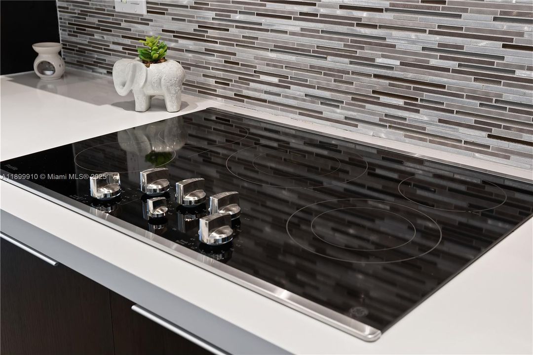 For Sale: $640,000 (3 beds, 2 baths, 1923 Square Feet)