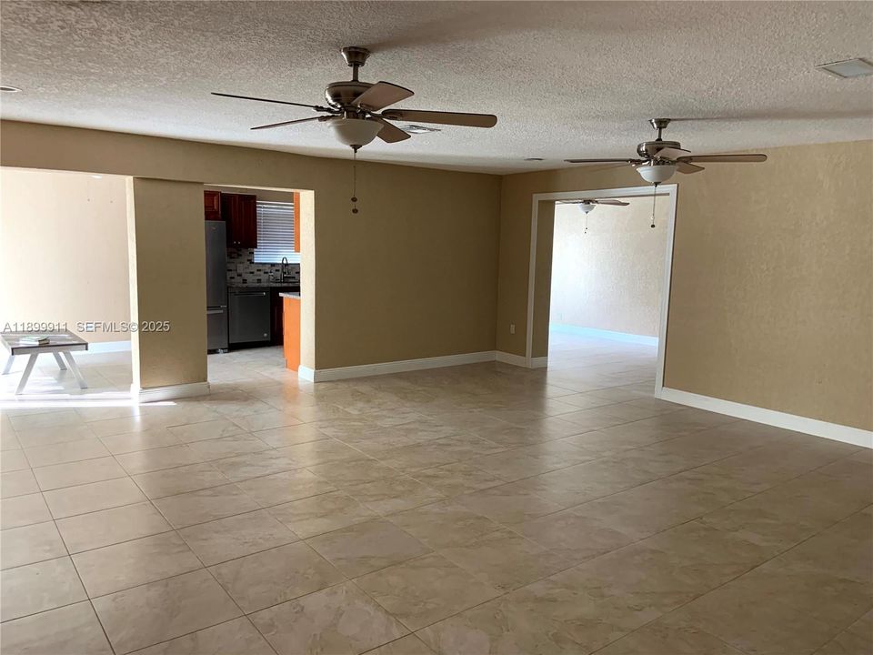 出租: $3,895 (4 贝兹, 2 浴室, 1976 平方英尺)