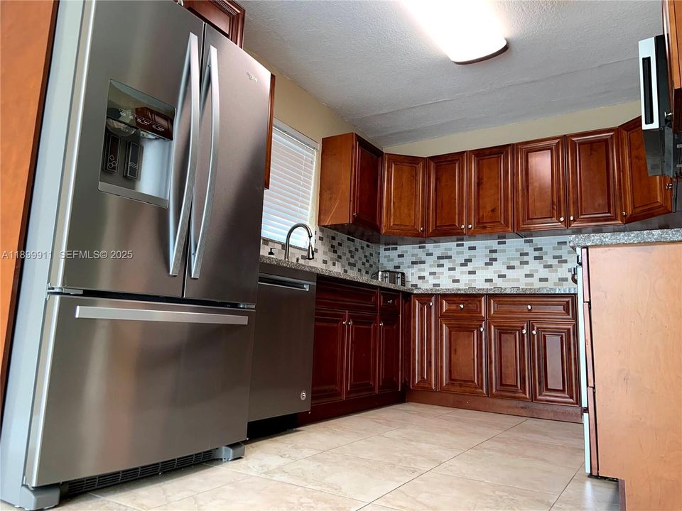 出租: $3,895 (4 贝兹, 2 浴室, 1976 平方英尺)