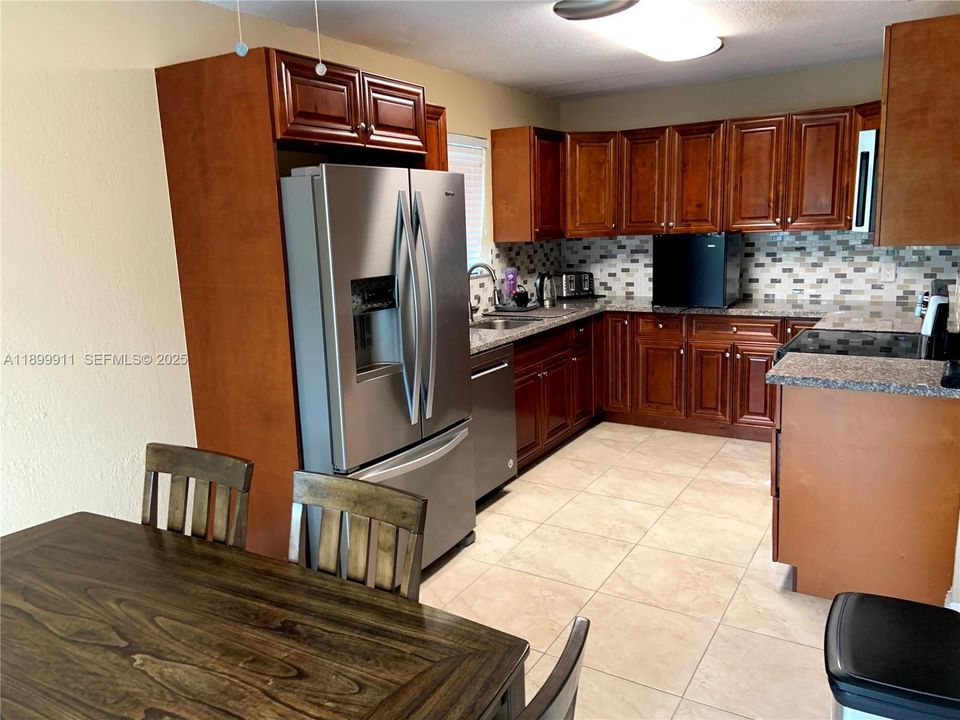 出租: $3,895 (4 贝兹, 2 浴室, 1976 平方英尺)