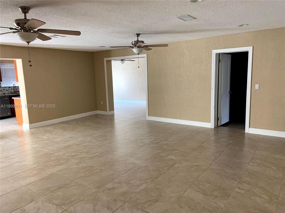 出租: $3,895 (4 贝兹, 2 浴室, 1976 平方英尺)