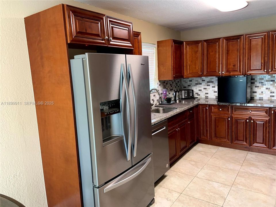 出租: $3,895 (4 贝兹, 2 浴室, 1976 平方英尺)