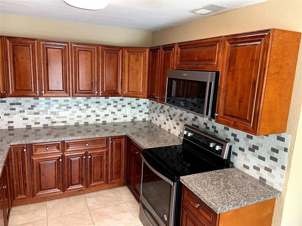 出租: $3,895 (4 贝兹, 2 浴室, 1976 平方英尺)