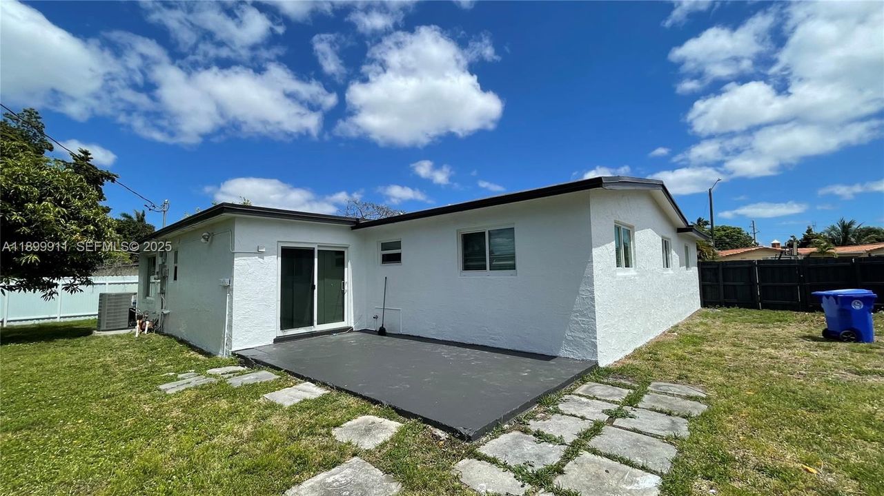 出租: $3,895 (4 贝兹, 2 浴室, 1976 平方英尺)