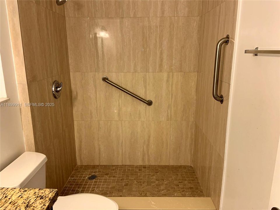 出租: $3,895 (4 贝兹, 2 浴室, 1976 平方英尺)