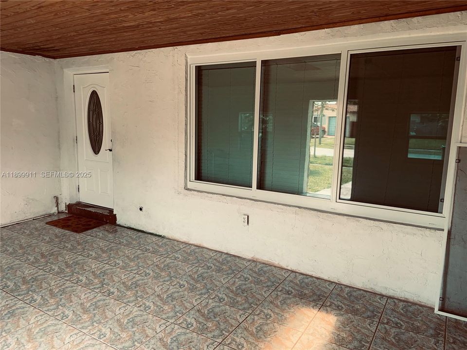 出租: $3,895 (4 贝兹, 2 浴室, 1976 平方英尺)