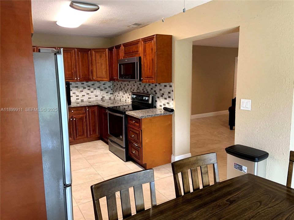 出租: $3,895 (4 贝兹, 2 浴室, 1976 平方英尺)