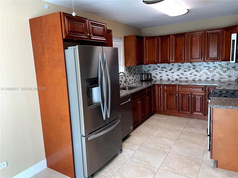 出租: $3,895 (4 贝兹, 2 浴室, 1976 平方英尺)