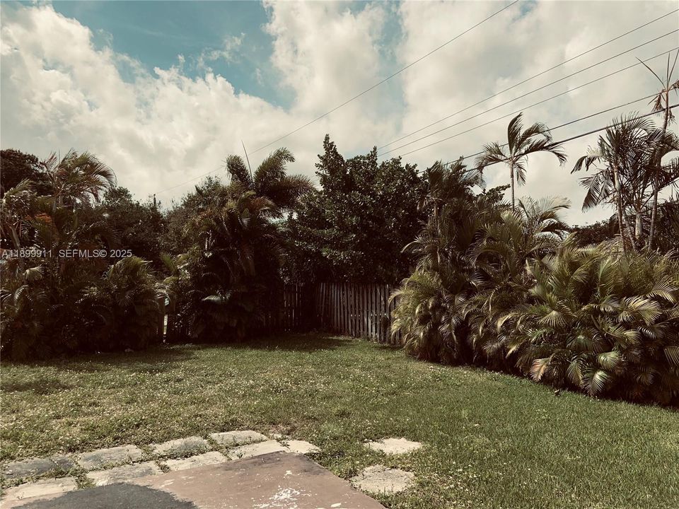 出租: $3,895 (4 贝兹, 2 浴室, 1976 平方英尺)