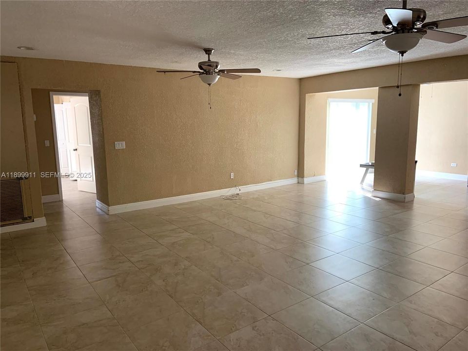 出租: $3,895 (4 贝兹, 2 浴室, 1976 平方英尺)