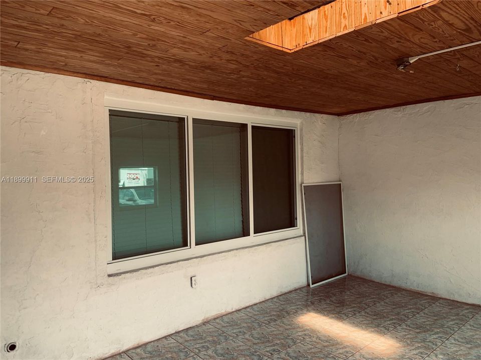 出租: $3,895 (4 贝兹, 2 浴室, 1976 平方英尺)