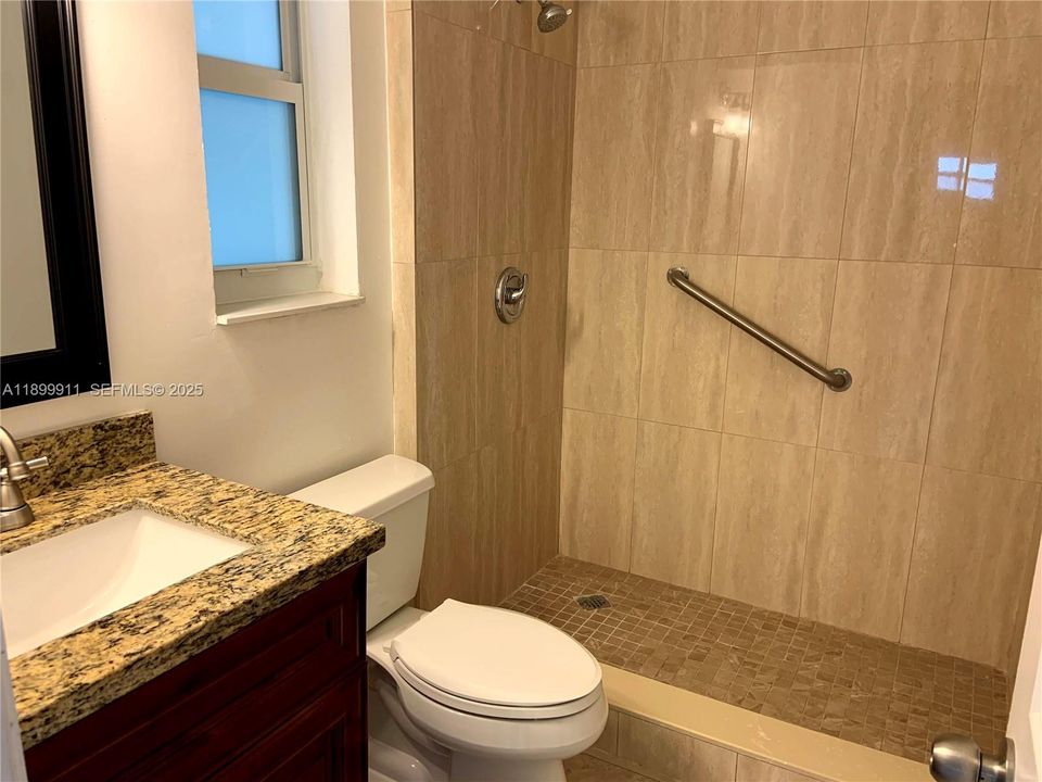 出租: $3,895 (4 贝兹, 2 浴室, 1976 平方英尺)