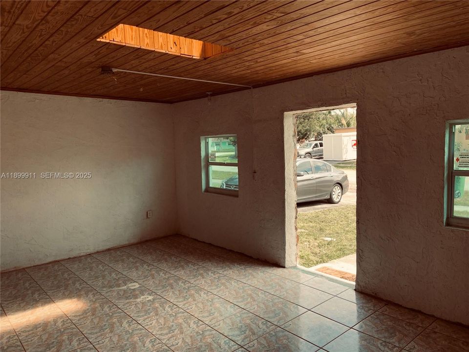 出租: $3,895 (4 贝兹, 2 浴室, 1976 平方英尺)