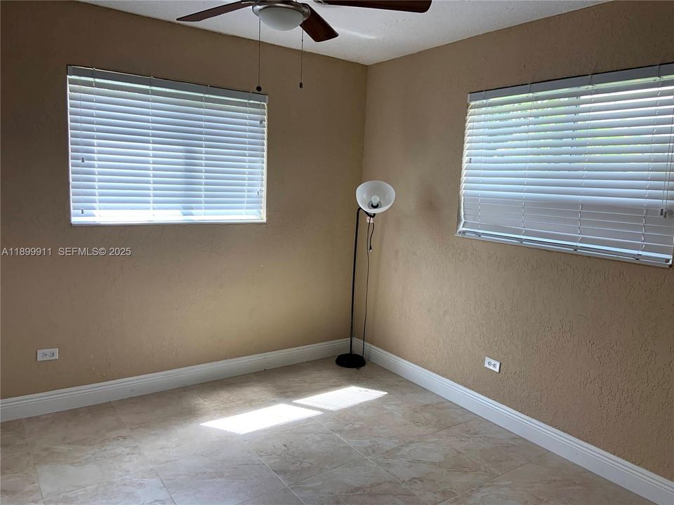 出租: $3,895 (4 贝兹, 2 浴室, 1976 平方英尺)