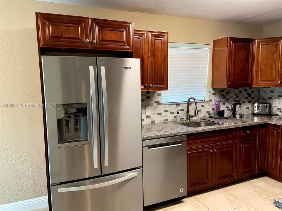 出租: $3,895 (4 贝兹, 2 浴室, 1976 平方英尺)