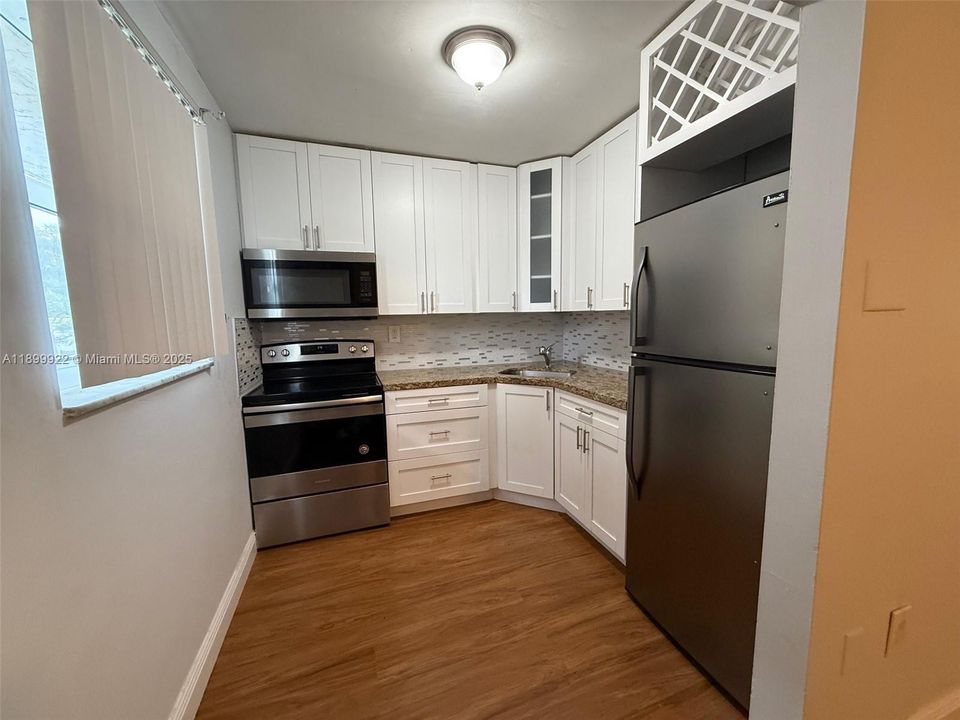 For Rent: $1,700 (1 beds, 1 baths, 664 Square Feet)
