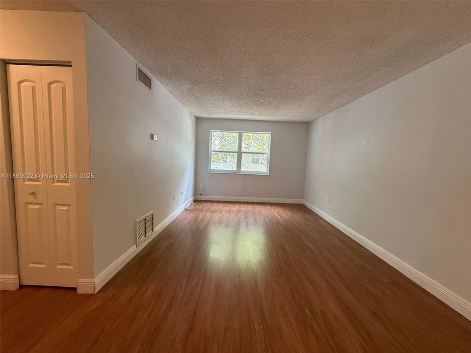 For Rent: $1,700 (1 beds, 1 baths, 664 Square Feet)