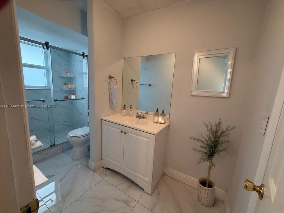 For Rent: $1,700 (1 beds, 1 baths, 664 Square Feet)