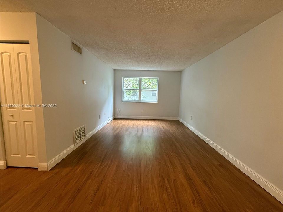 For Rent: $1,700 (1 beds, 1 baths, 664 Square Feet)
