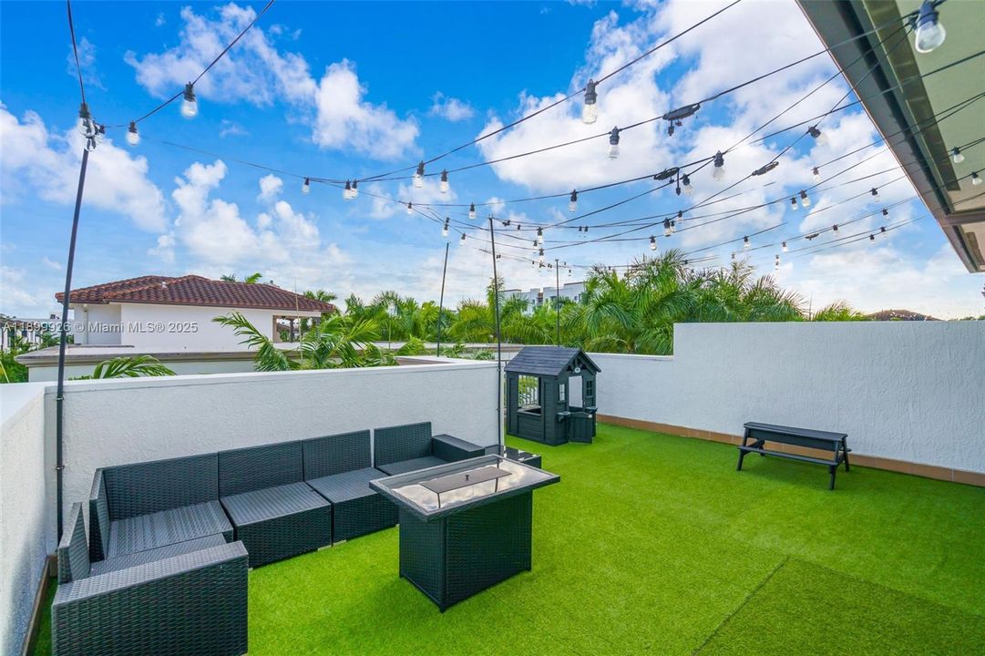 En Venta: $994,900 (5 camas, 4 baños, 2696 Pies cuadrados)