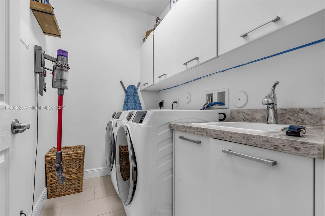 En Venta: $994,900 (5 camas, 4 baños, 2696 Pies cuadrados)