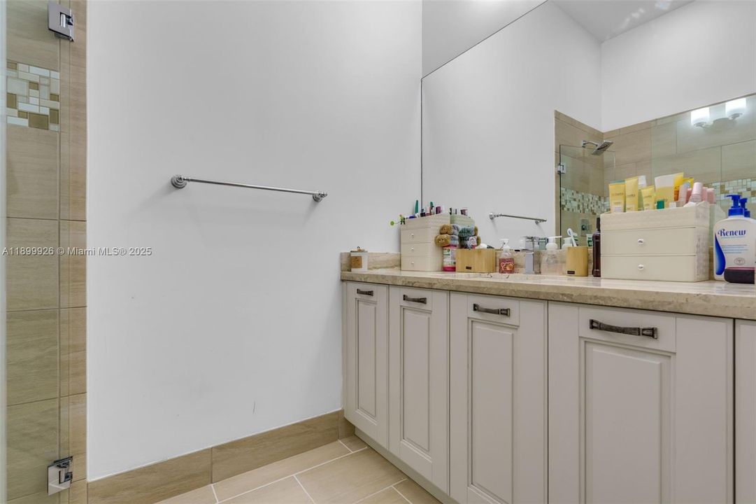 En Venta: $994,900 (5 camas, 4 baños, 2696 Pies cuadrados)