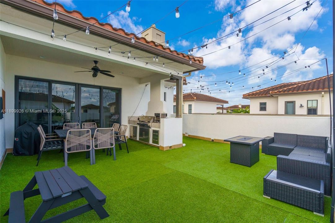 En Venta: $994,900 (5 camas, 4 baños, 2696 Pies cuadrados)