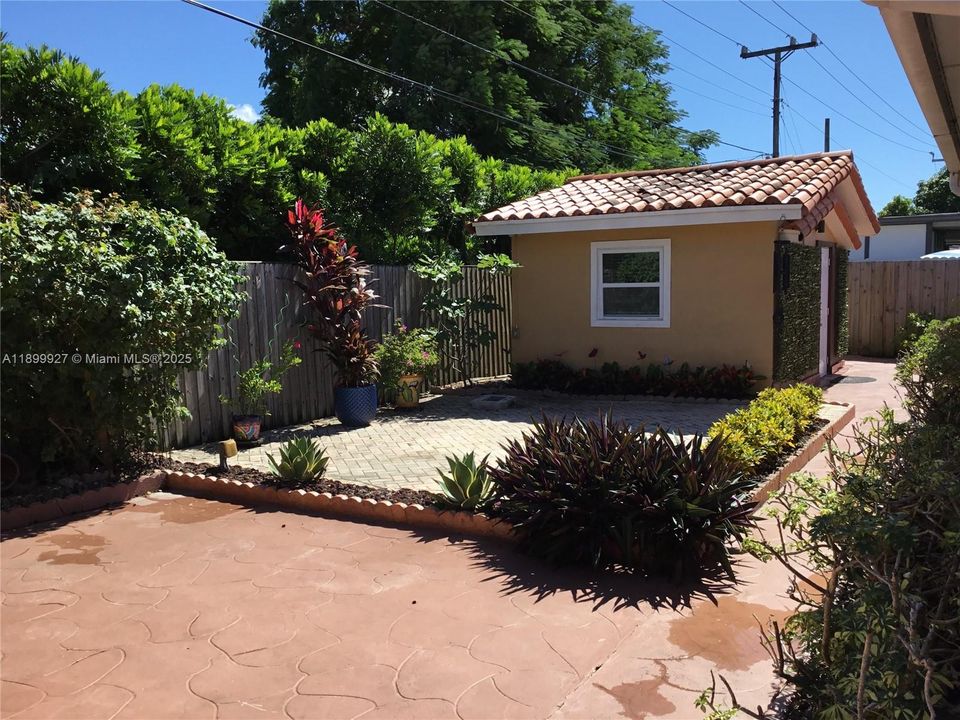 For Sale: $875,000 (4 beds, 2 baths, 1517 Square Feet)