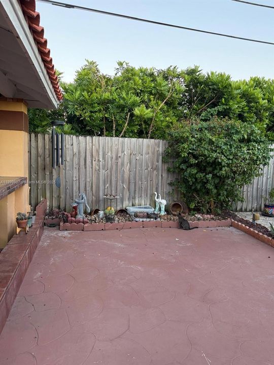 For Sale: $875,000 (4 beds, 2 baths, 1517 Square Feet)