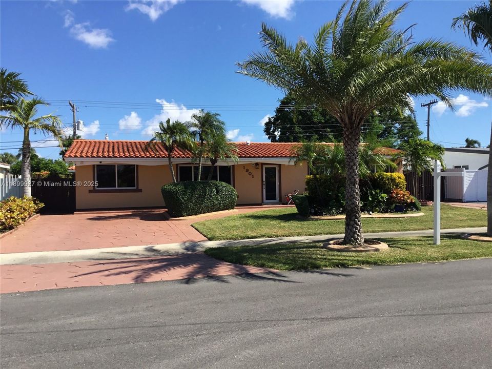 For Sale: $875,000 (4 beds, 2 baths, 1517 Square Feet)